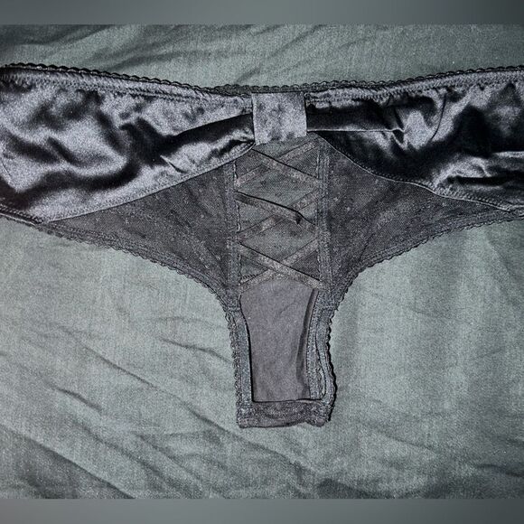 VICTORIA’S SECRET VERY SEXY
Mesh & Satin Bow Cutout Back Open Panty- size SMALL - Picture 8 of 10